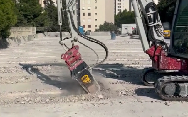 MB-R500 cutter on Takeuchi effortlessly grinds car park cement layer, with precision and lightweight maneuverability.