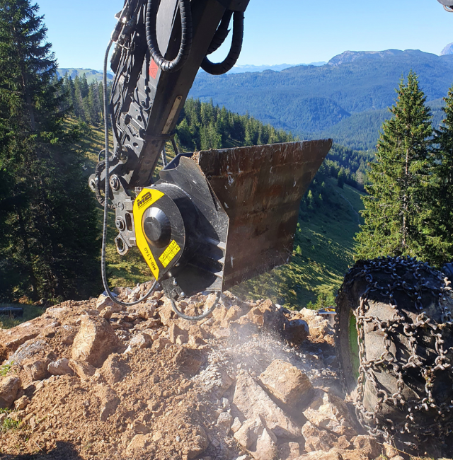 News - Alpine Baustellen mit MB Brecherlöffel meistern