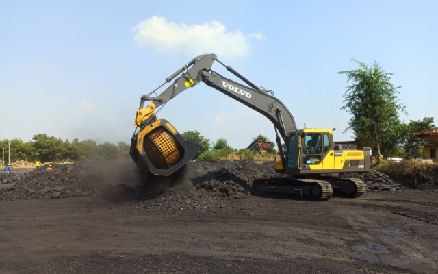 Excavator equipped with MB Crusher screening bucket processing coal