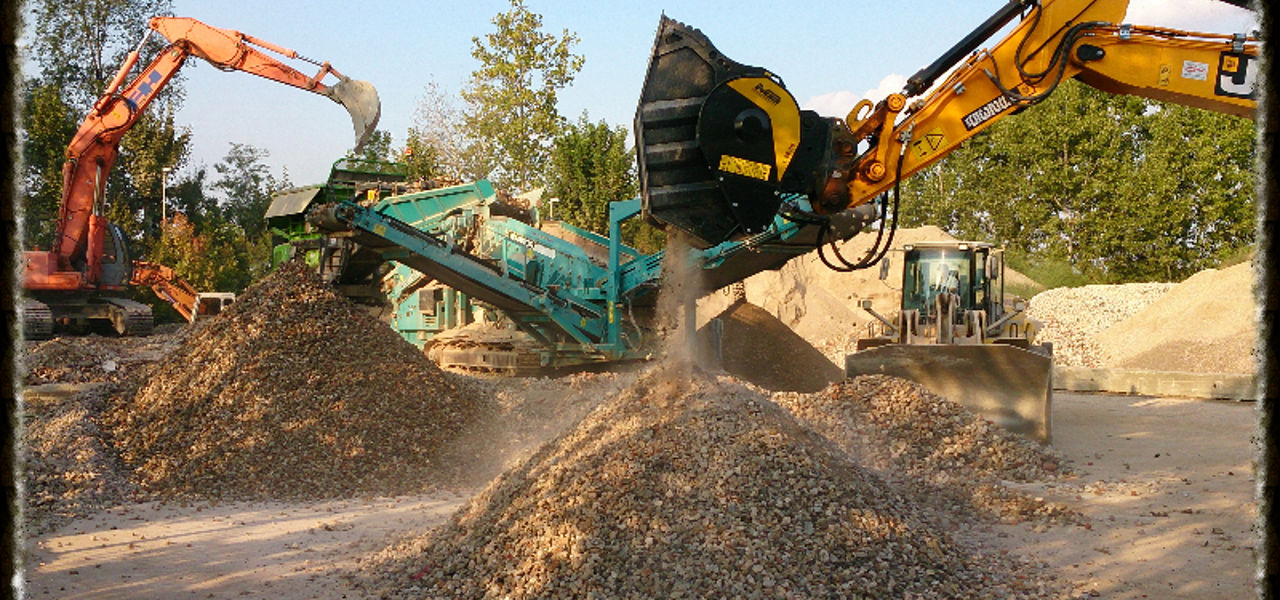 Stationary crusher and crusher bucket working together? We say yes