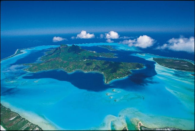 News - En concassant la roche volcanique en Polynésie Française