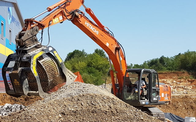 News - Recikliranje na gradbišču s sejalno žlico MB-S18 v Sloveniji