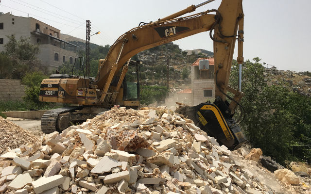 News - Recycling marble stones in Lebanon with the BF70.2 crusher bucket