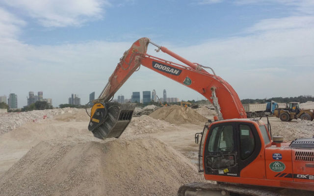 News - MB Crusher Bucket BF90.3 at work on Al Khor Expressway to save time and costs