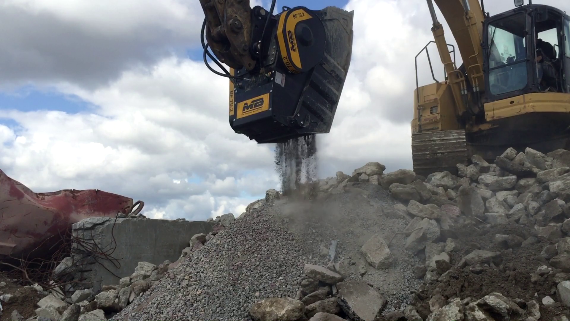 The BF70.2 crusher bucket is processing reinforced concrete to be sold to customers
